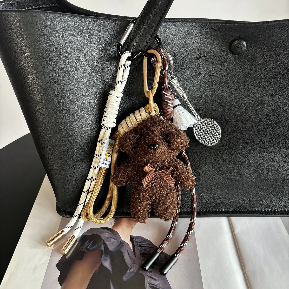 Porte-Clés en Aluminium avec Charme de Chien en Peluche et Détails Sportifs en Baseball – Accessoire Pratique et Amusant