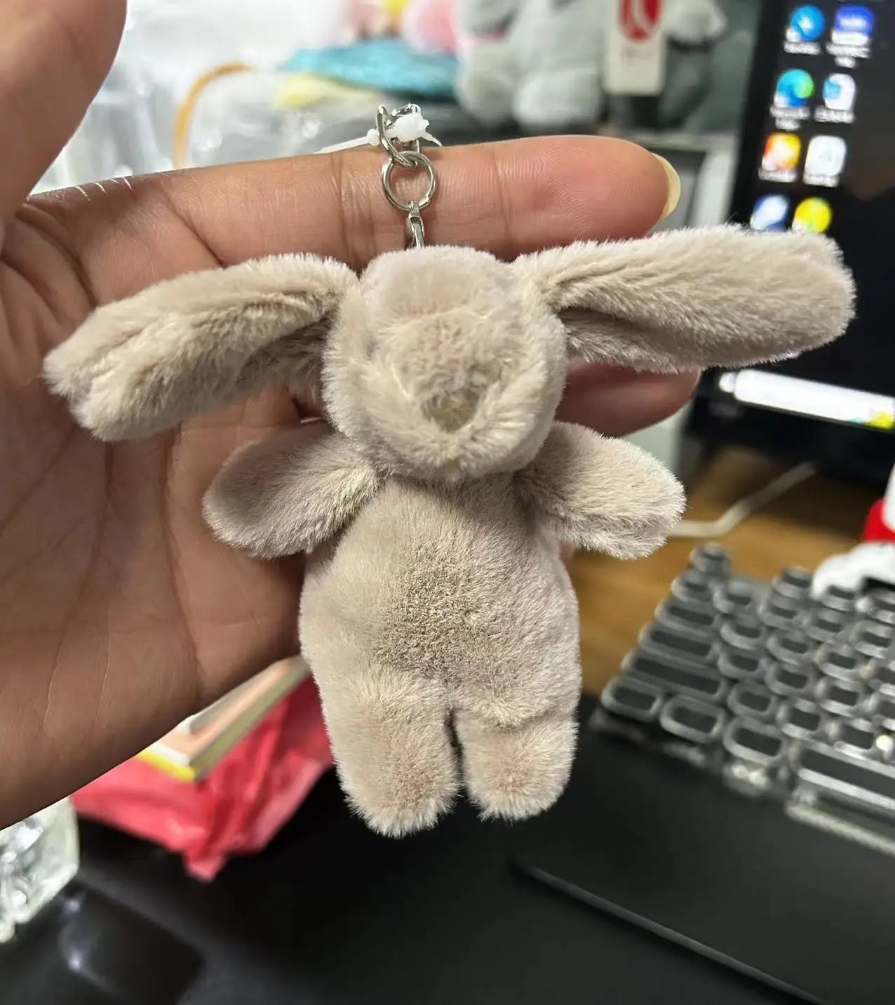 Porte-Clés en Peluche Lapin Mignon avec Attache Sécurisée – Accessoire Polyvalent pour Sacs et Clés