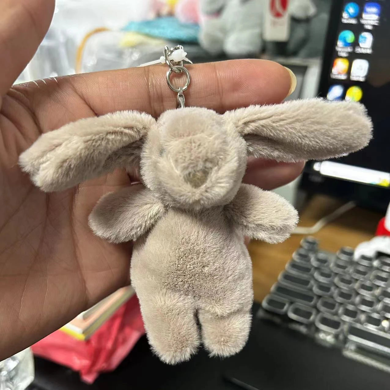 Porte-Clés en Peluche Lapin Mignon avec Attache Sécurisée – Accessoire Polyvalent pour Sacs et Clés