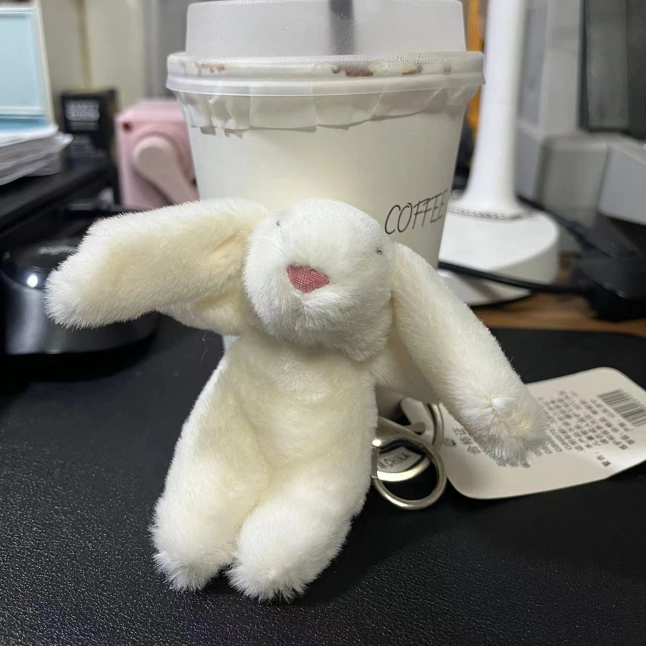 Porte-Clés en Peluche Lapin Mignon avec Attache Sécurisée – Accessoire Polyvalent pour Sacs et Clés