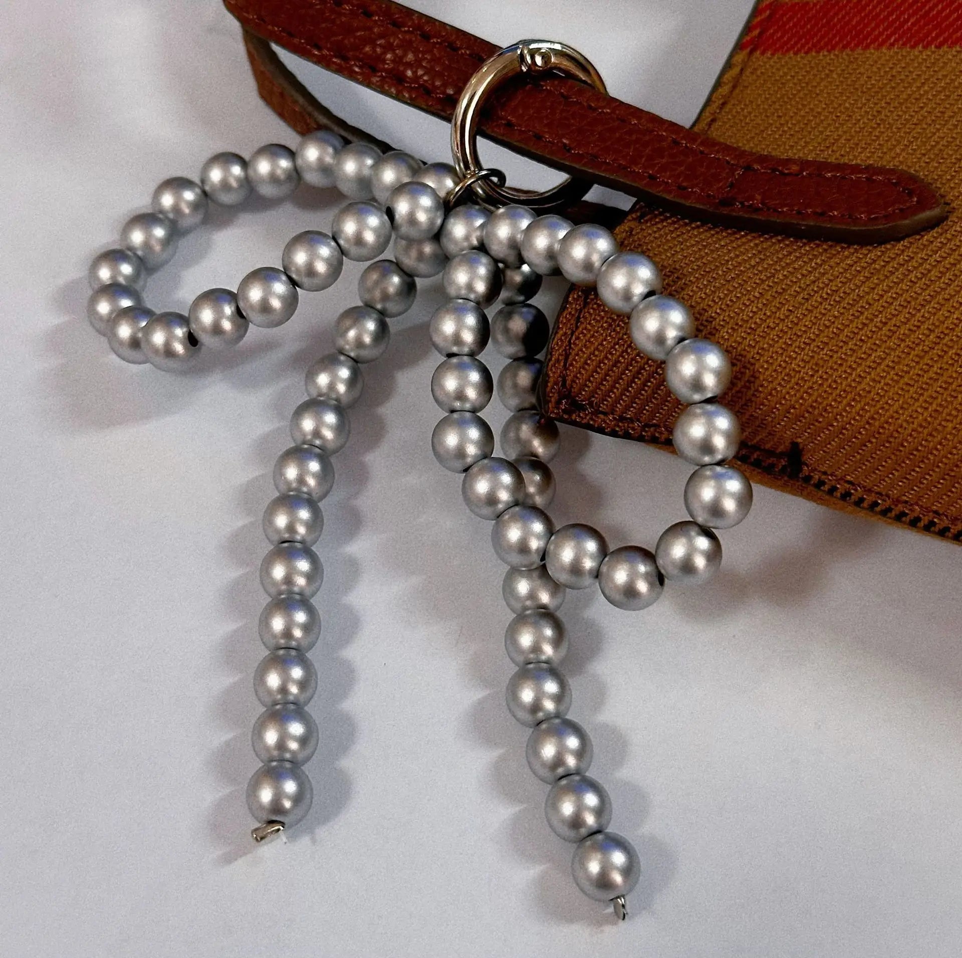 Porte-Clés en Perles avec Nœud en Métal Poli – Accessoire Chic pour Sac à Main et Clés