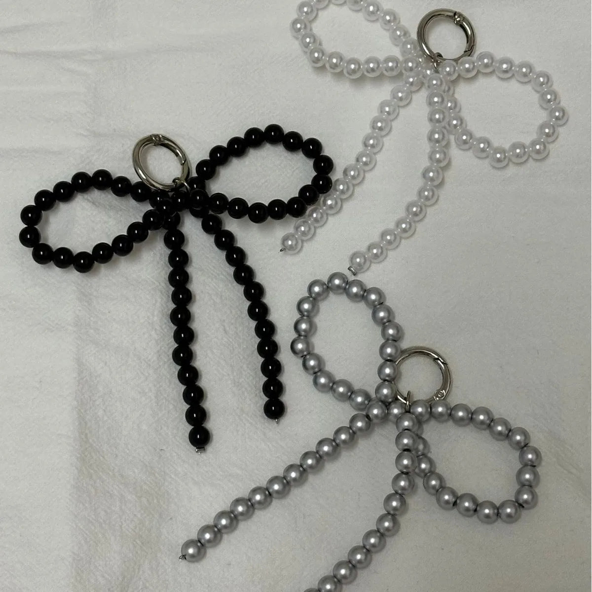 Porte-Clés en Perles avec Nœud en Métal Poli – Accessoire Chic pour Sac à Main et Clés