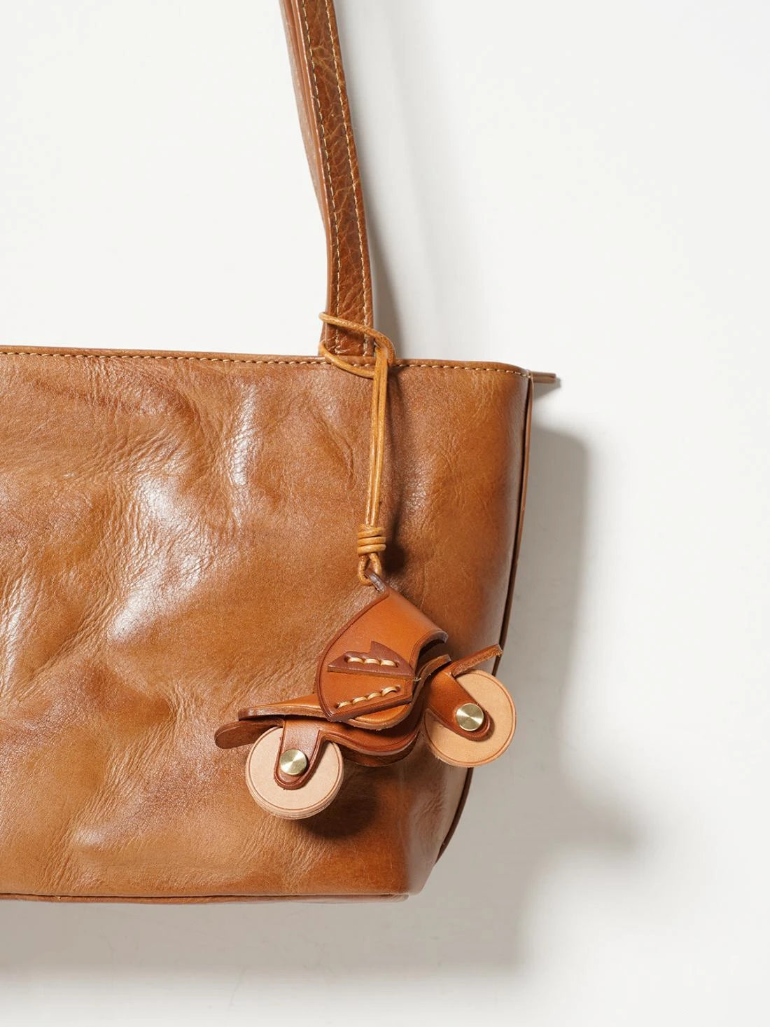 Porte Clés Personnalisé Moto en Cuir Vintage – Pendentif Unique pour Sacs et Clés en Cuir Marron