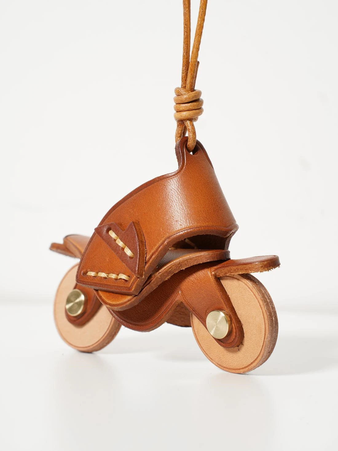 Porte Clés Personnalisé Moto en Cuir Vintage – Pendentif Unique pour Sacs et Clés en Cuir Marron
