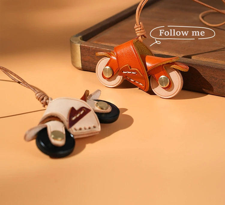Porte Clés Personnalisé Moto en Cuir Vintage – Pendentif Unique pour Sacs et Clés en Cuir Marron