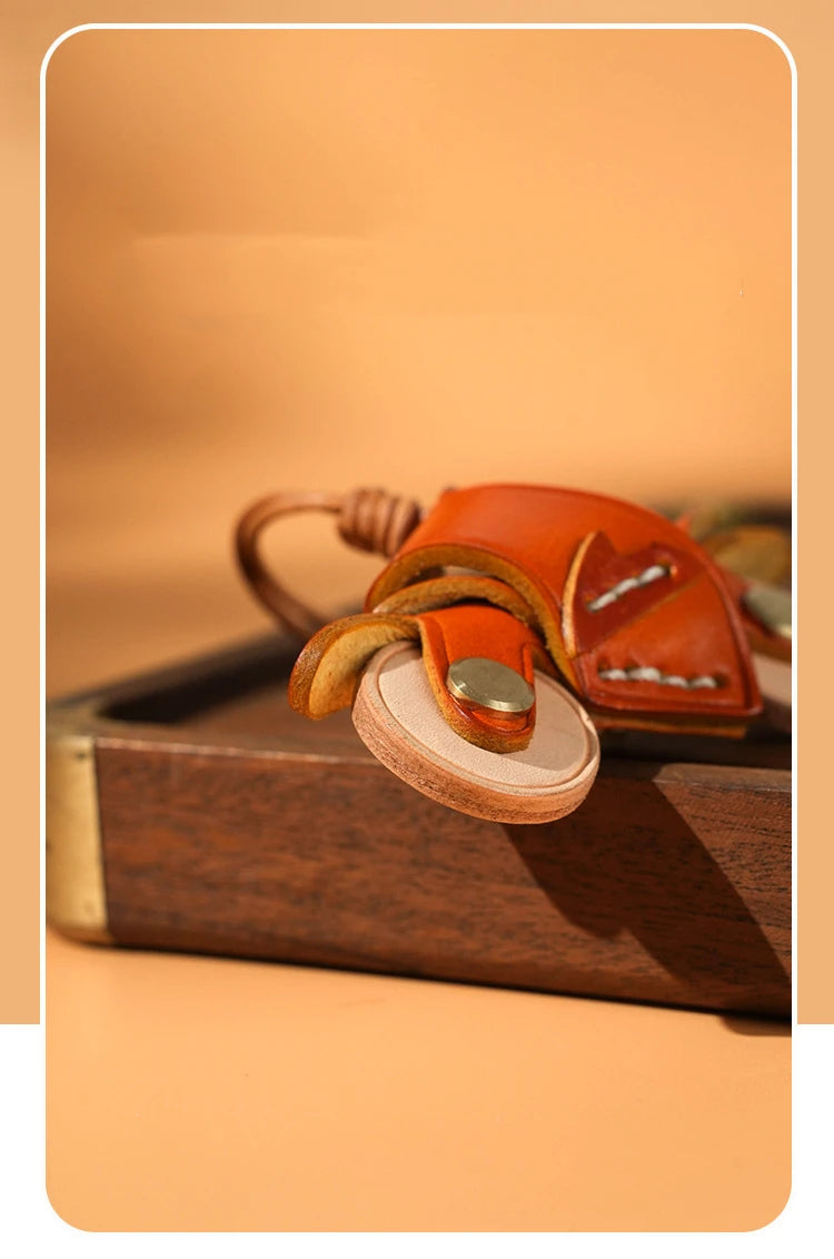 Porte Clés Personnalisé Moto en Cuir Vintage – Pendentif Unique pour Sacs et Clés en Cuir Marron