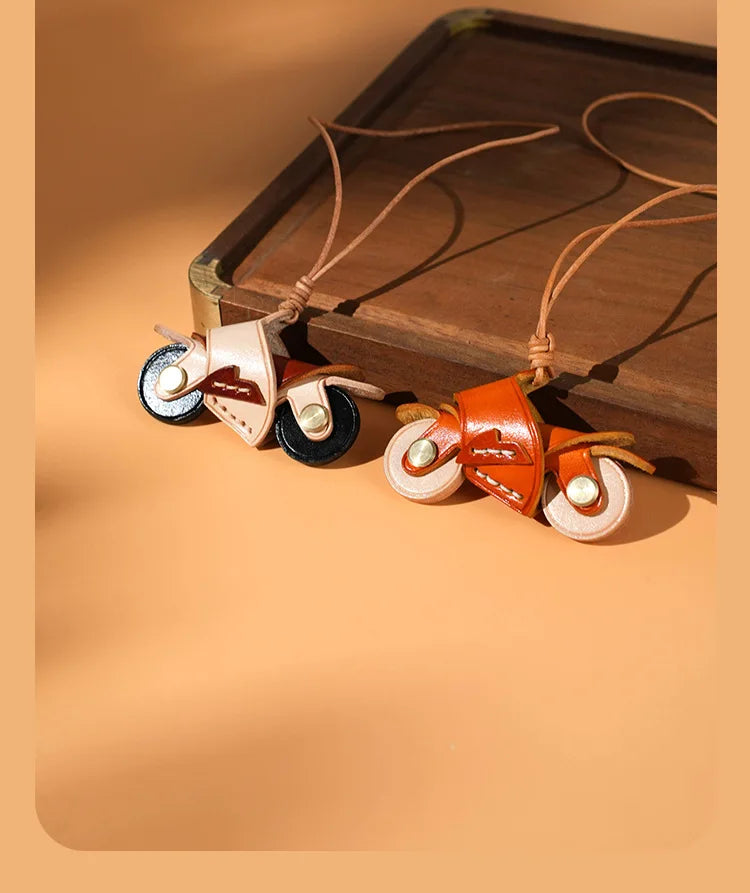 Porte Clés Personnalisé Moto en Cuir Vintage – Pendentif Unique pour Sacs et Clés en Cuir Marron
