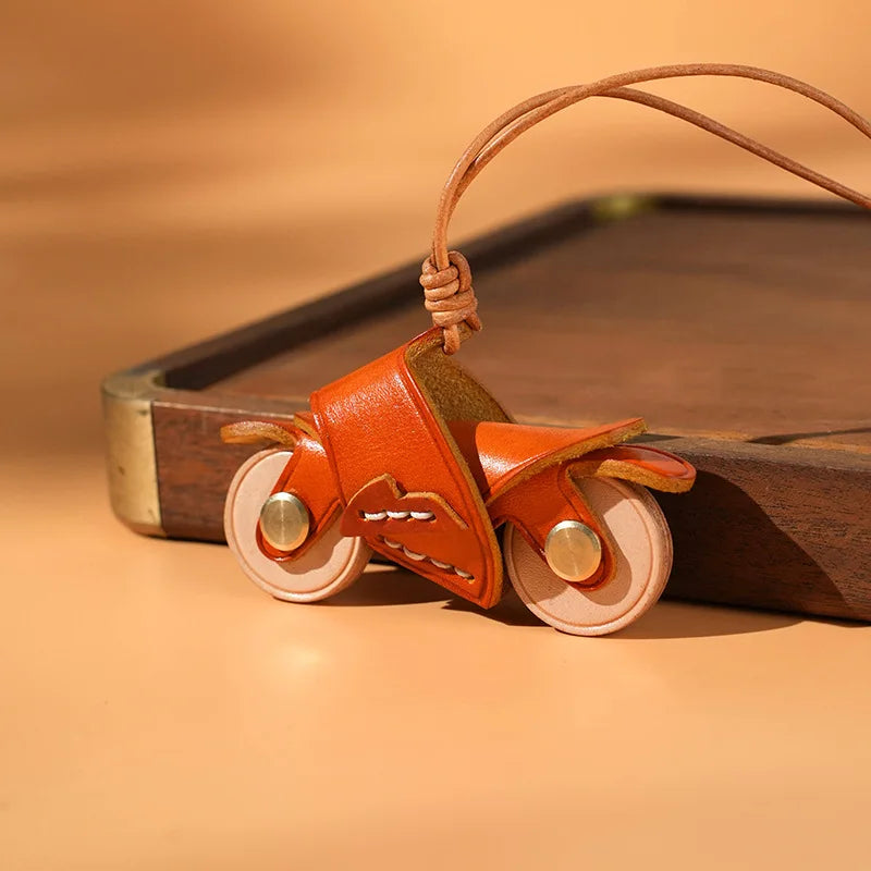 Porte Clés Personnalisé Moto en Cuir Vintage – Pendentif Unique pour Sacs et Clés en Cuir Marron