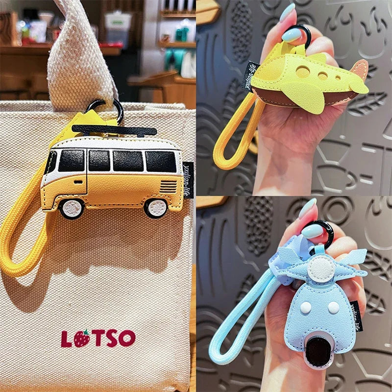 Porte Clés en Cuir Fait Main avec Charme de Transport – Accessoire Léger et Durable pour Clés et Sacs