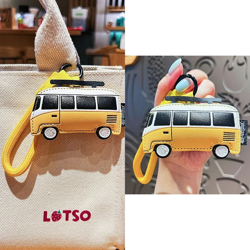 Porte Clés en Cuir Fait Main avec Charme de Transport – Accessoire Léger et Durable pour Clés et Sacs
