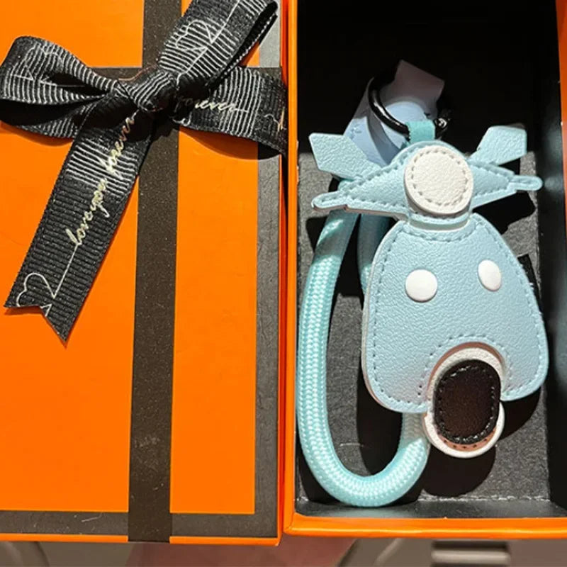 Porte Clés en Cuir Fait Main avec Charme de Transport – Accessoire Léger et Durable pour Clés et Sacs