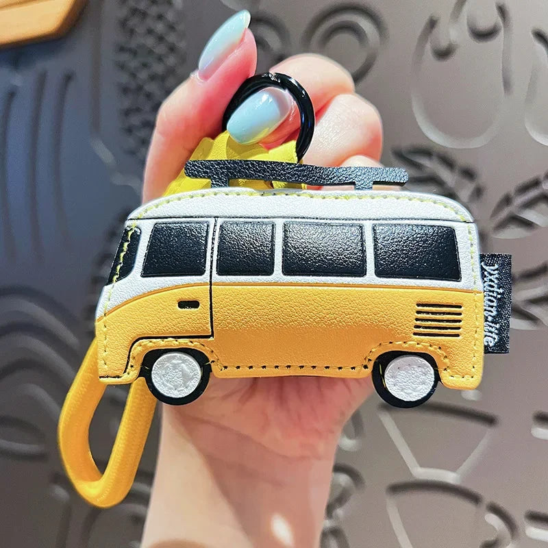 Porte Clés en Cuir Fait Main avec Charme de Transport – Accessoire Léger et Durable pour Clés et Sacs