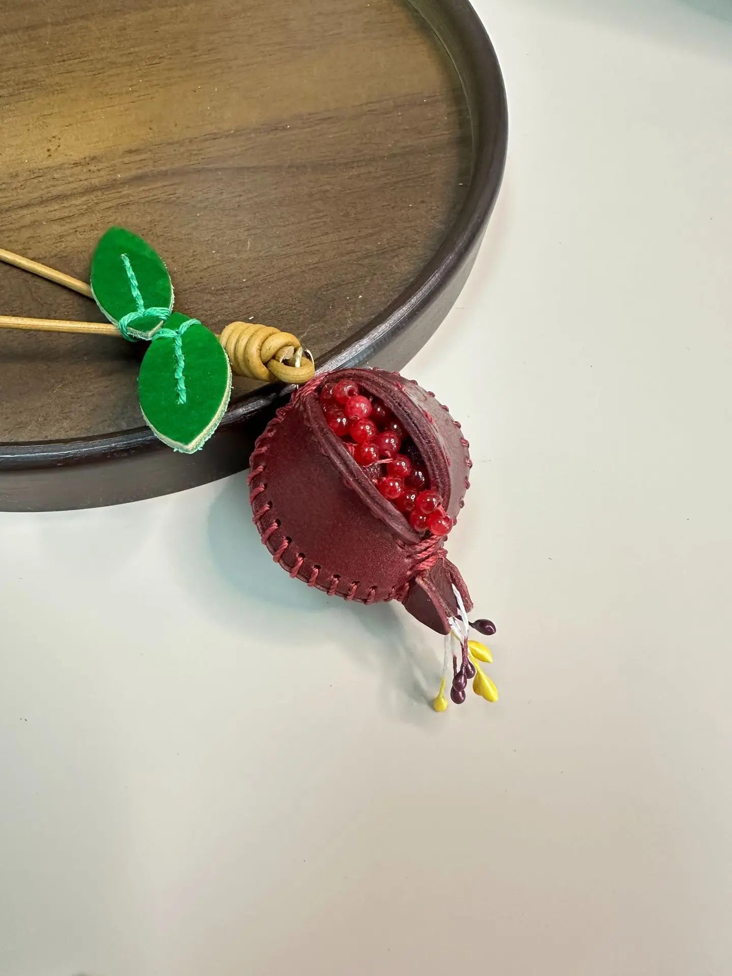 Sac en Cuir Véritable Grenade avec Pendentifs Décoratifs – Accessoire pour Sacs, Clés et Rétroviseurs