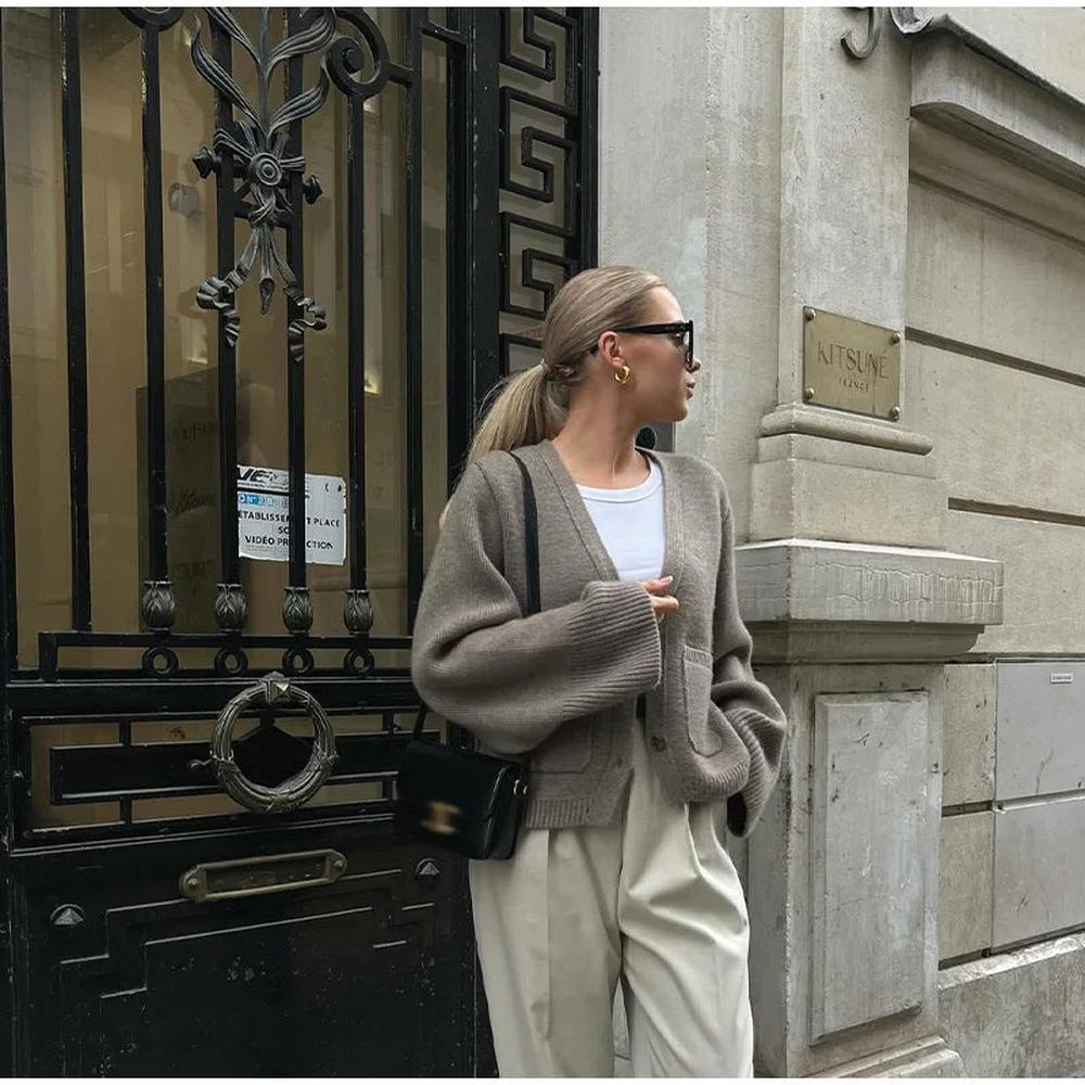 Gilet Sans Manche Femme Taupe en Maille Côtelée avec Col en V et Poches Pratiques - Élégant et Confortable