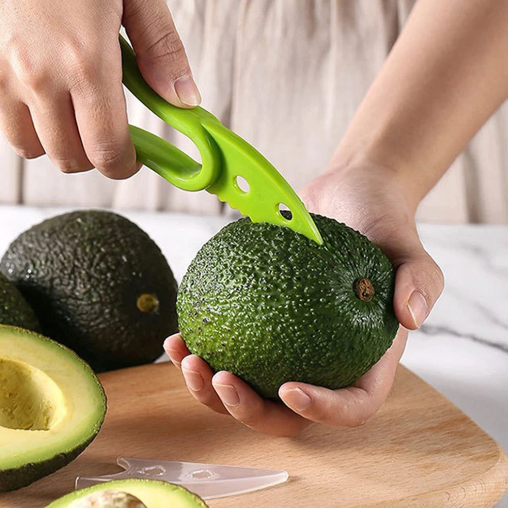 Trancheuse d'Avocat 3 en 1 en Acier Inoxydable – Outil de Cuisine Compact avec Peeler et Séparateur de Pulpe