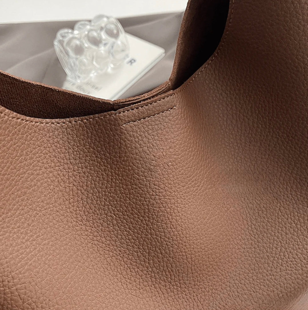 Elegant Vegan Leather Women's Hobo Bag with Versatile Interior – Chic and Durable Design for All Occasions