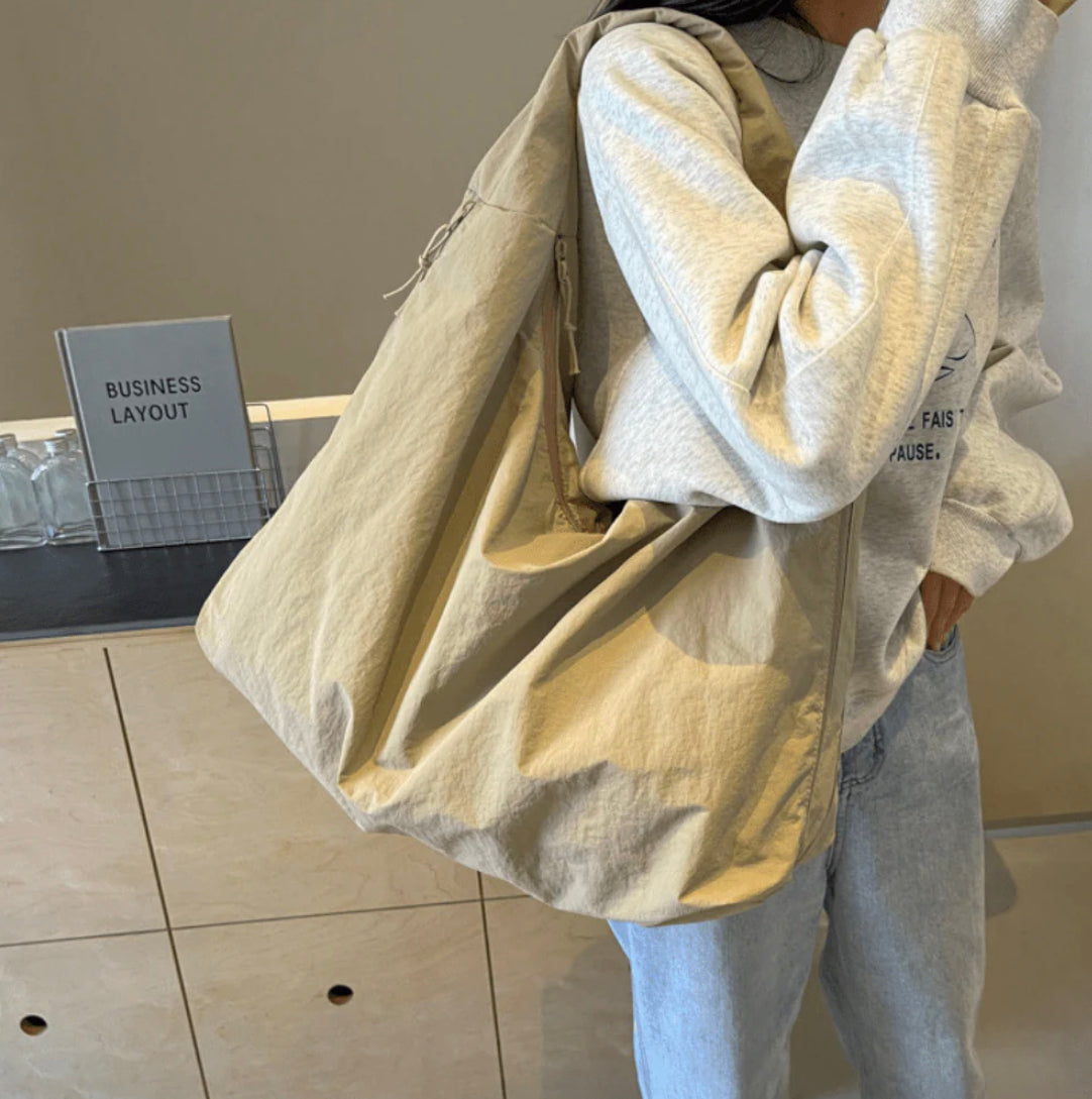 Sac Hobo Femme Ultra Large en Nylon Recyclé – Sac Pratique et Éco-Responsable avec Poches et Bandoulière Confortable