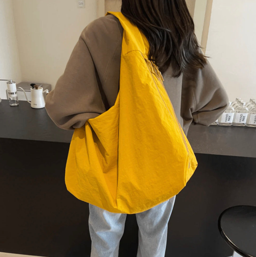Sac Hobo Femme Ultra Large en Nylon Recyclé – Sac Pratique et Éco-Responsable avec Poches et Bandoulière Confortable