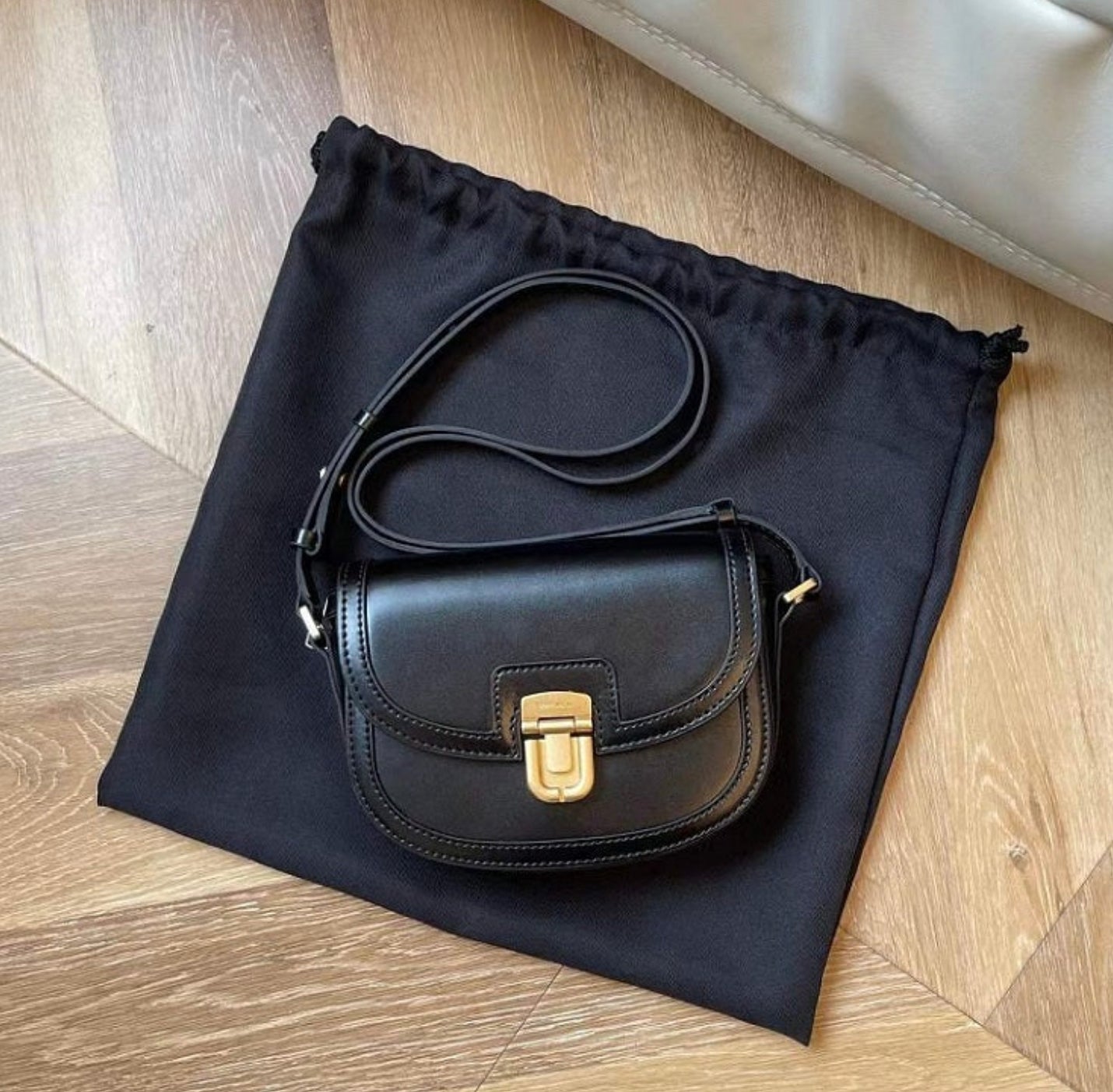 Sac Bandoulière Femme Isaline – Compact et Élégant, Cuir Synthétique, 18 cm x 14 cm, Idéal pour Sorties Décontractées