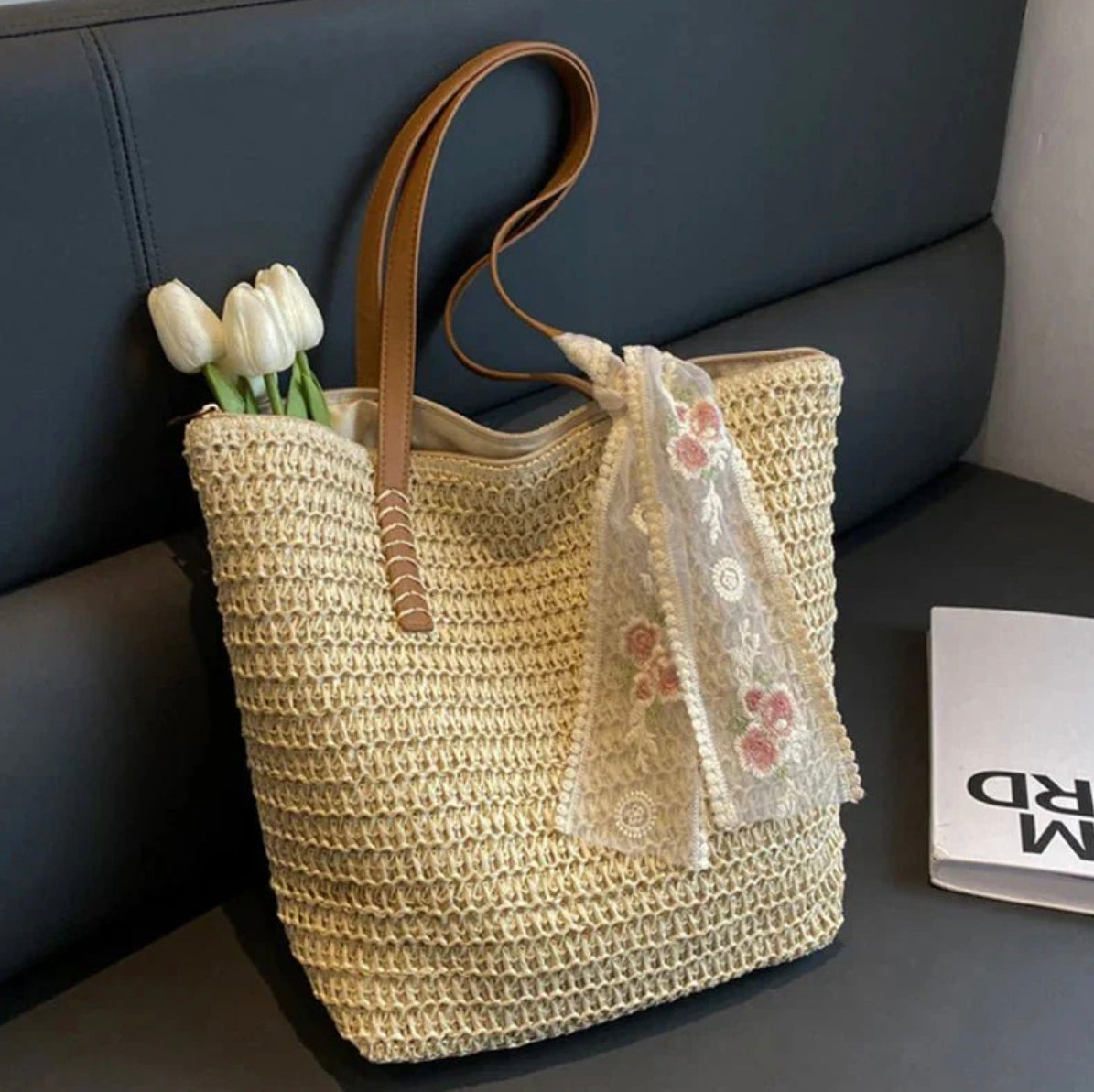 Sac Cabas Femme en Paille avec Anses en Simili Cuir et Foulard Floral – Accessoire Bohème-Chic 30x31 cm