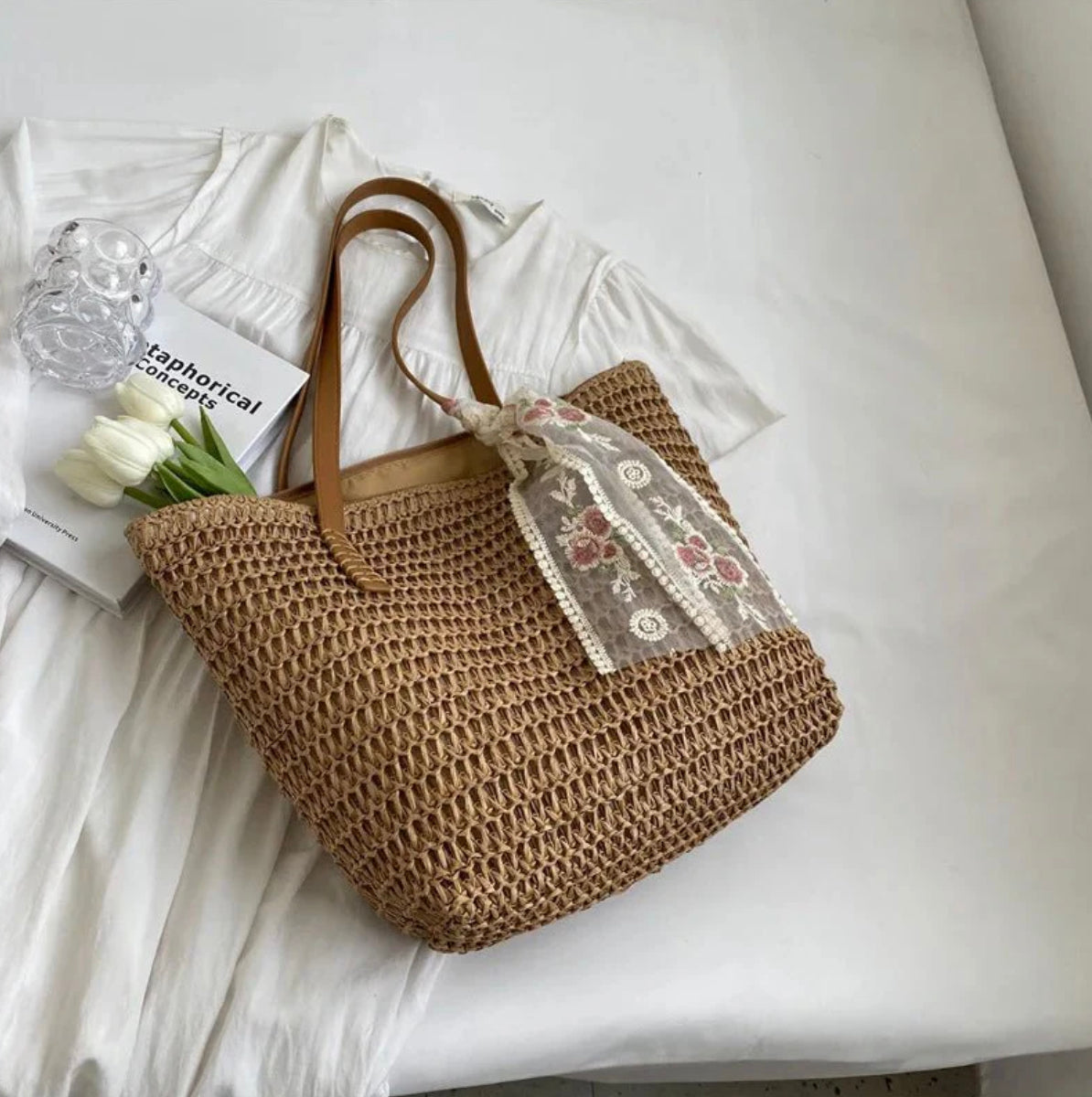 Sac Cabas Femme en Paille avec Anses en Simili Cuir et Foulard Floral – Accessoire Bohème-Chic 30x31 cm
