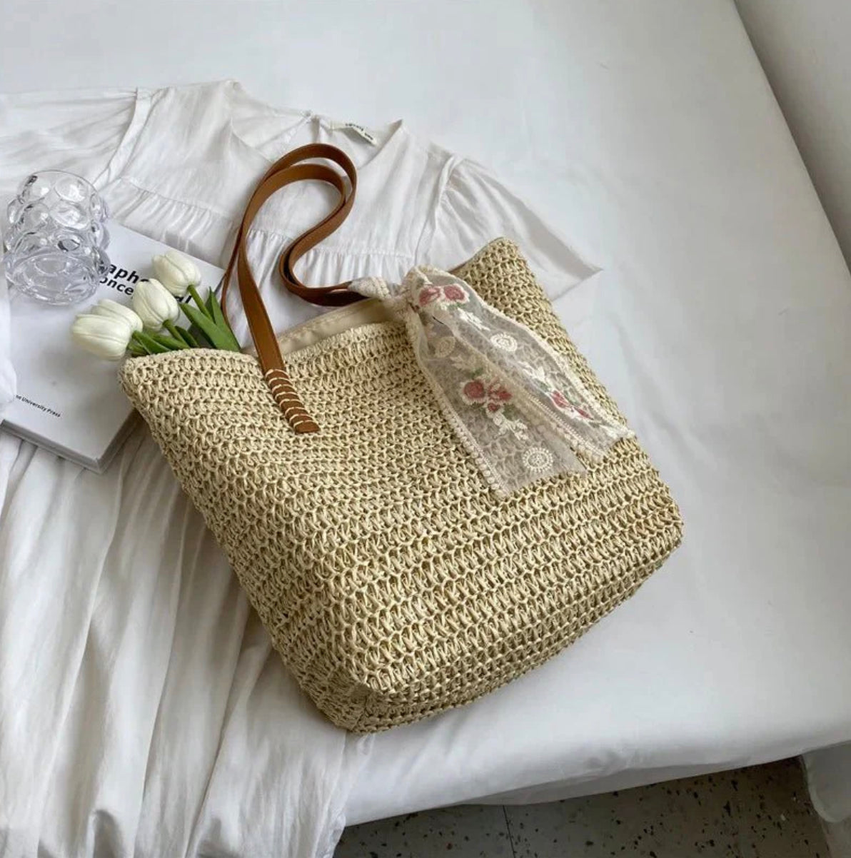 Sac Cabas Femme en Paille avec Anses en Simili Cuir et Foulard Floral – Accessoire Bohème-Chic 30x31 cm