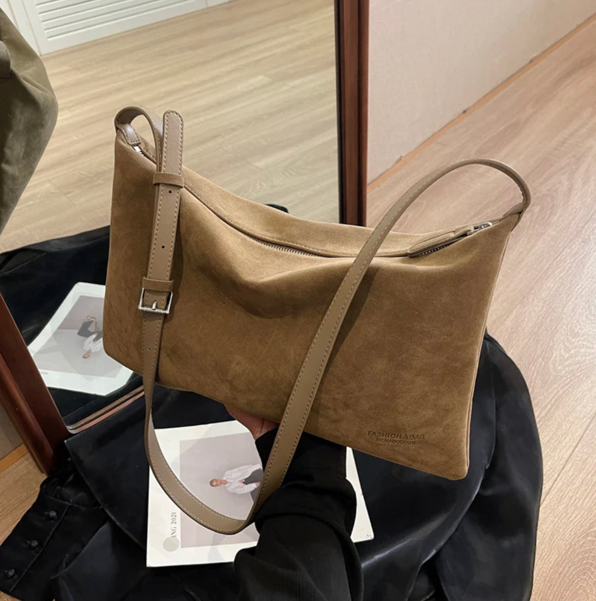 Women's Leather Handbag with Adjustable Shoulder Strap – Elegant and Practical for All Occasions