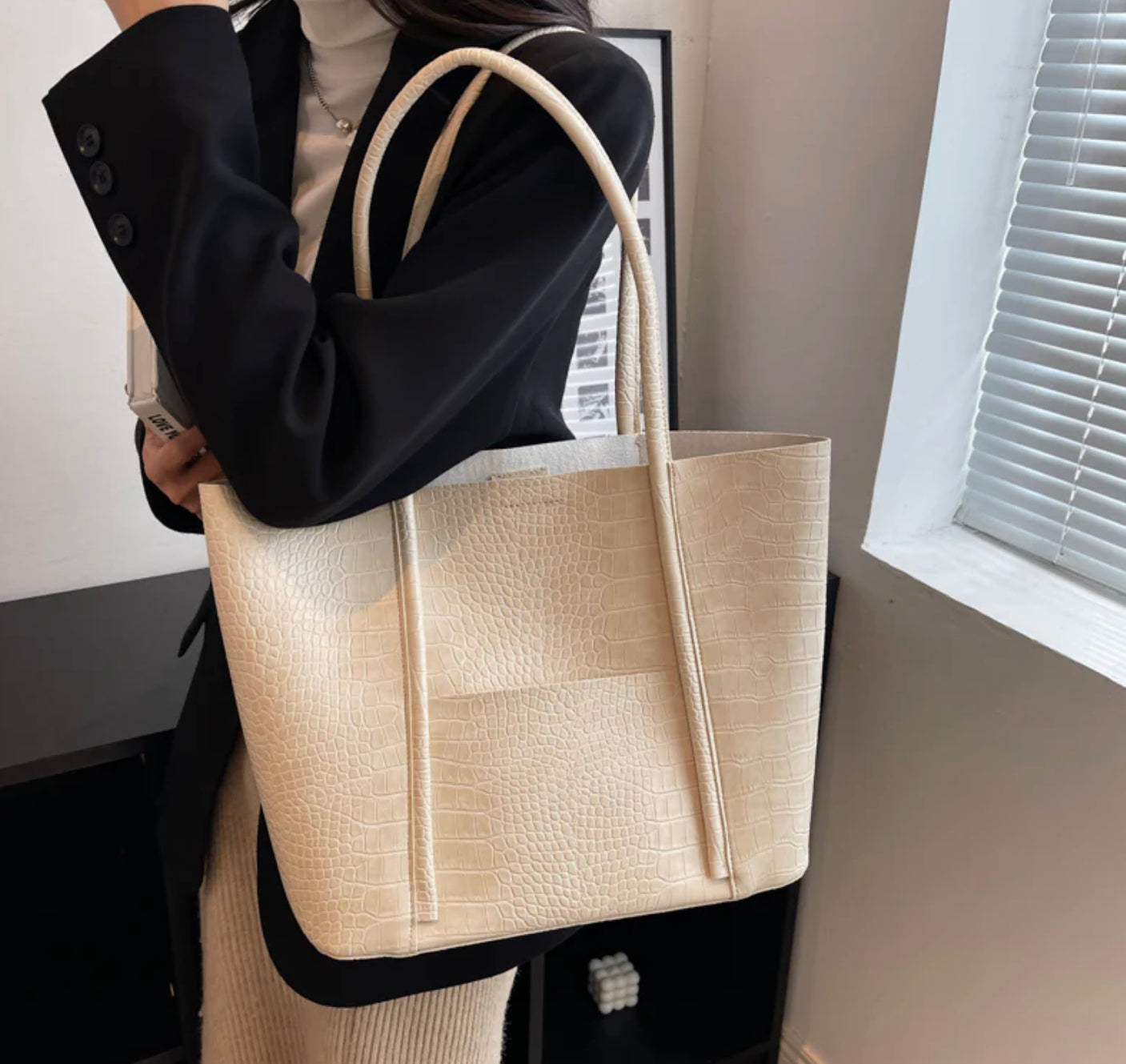Sac à main en Croco Femme - Élégant et Pratique, Dimensions 38x28x13 cm, Intérieur Spacieux et Compartiments Organisés