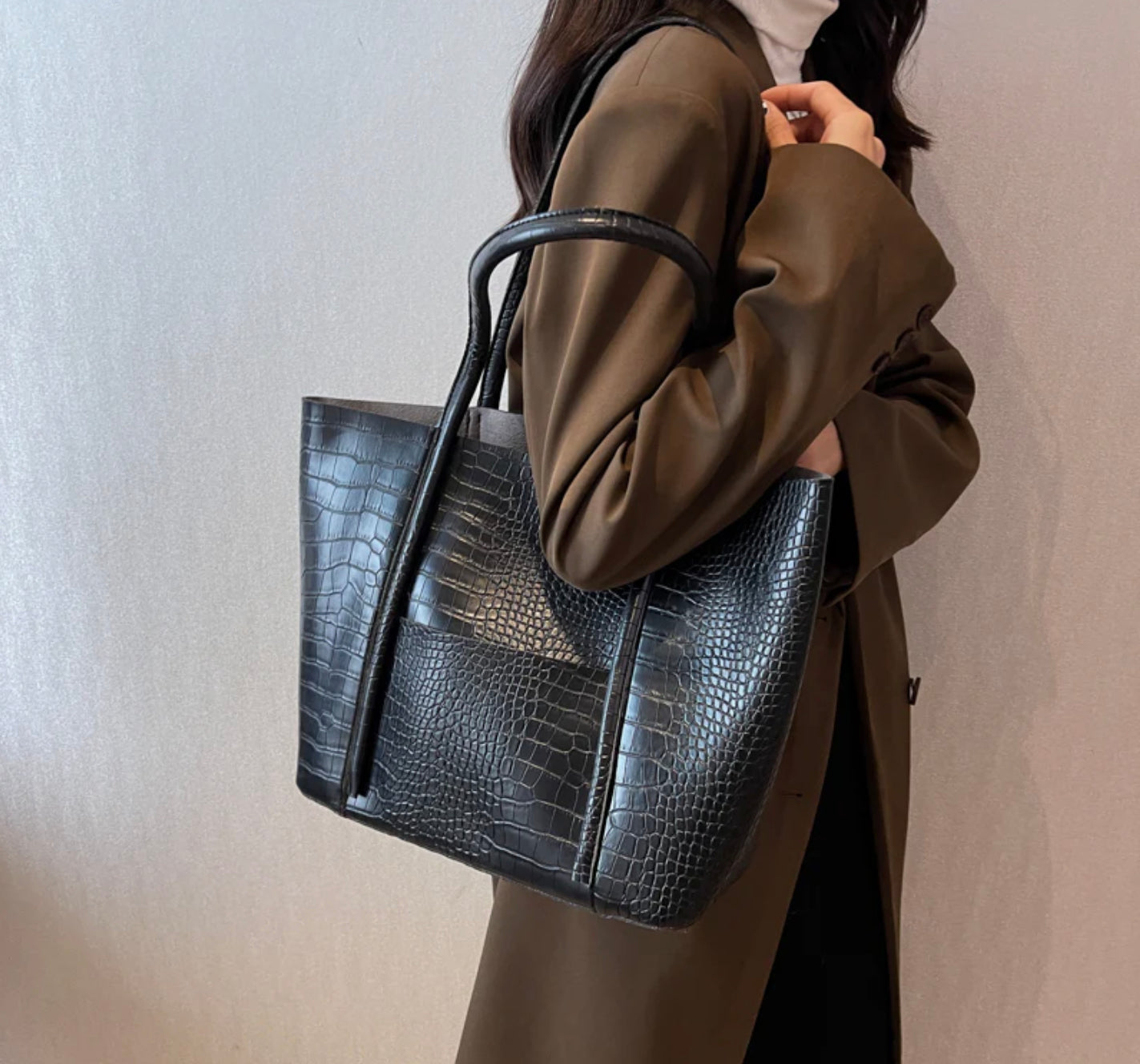 Sac à main en Croco Femme - Élégant et Pratique, Dimensions 38x28x13 cm, Intérieur Spacieux et Compartiments Organisés