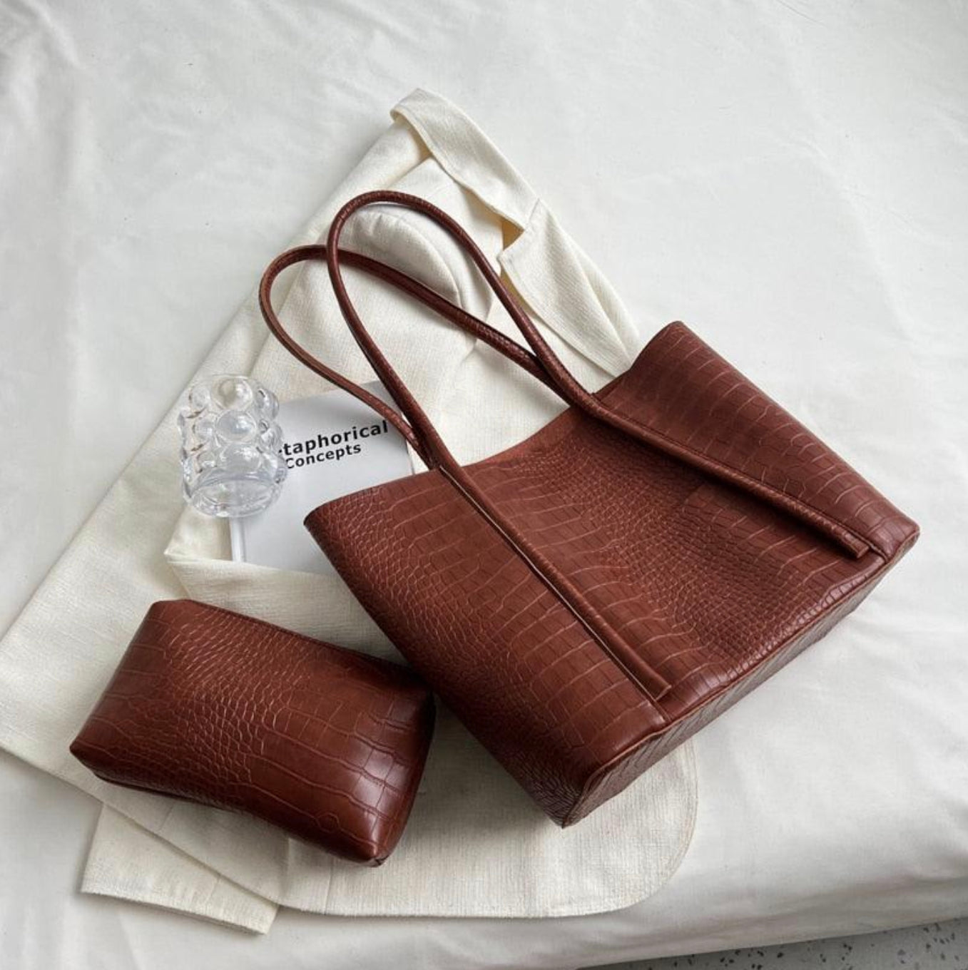 Sac à main en Croco Femme - Élégant et Pratique, Dimensions 38x28x13 cm, Intérieur Spacieux et Compartiments Organisés