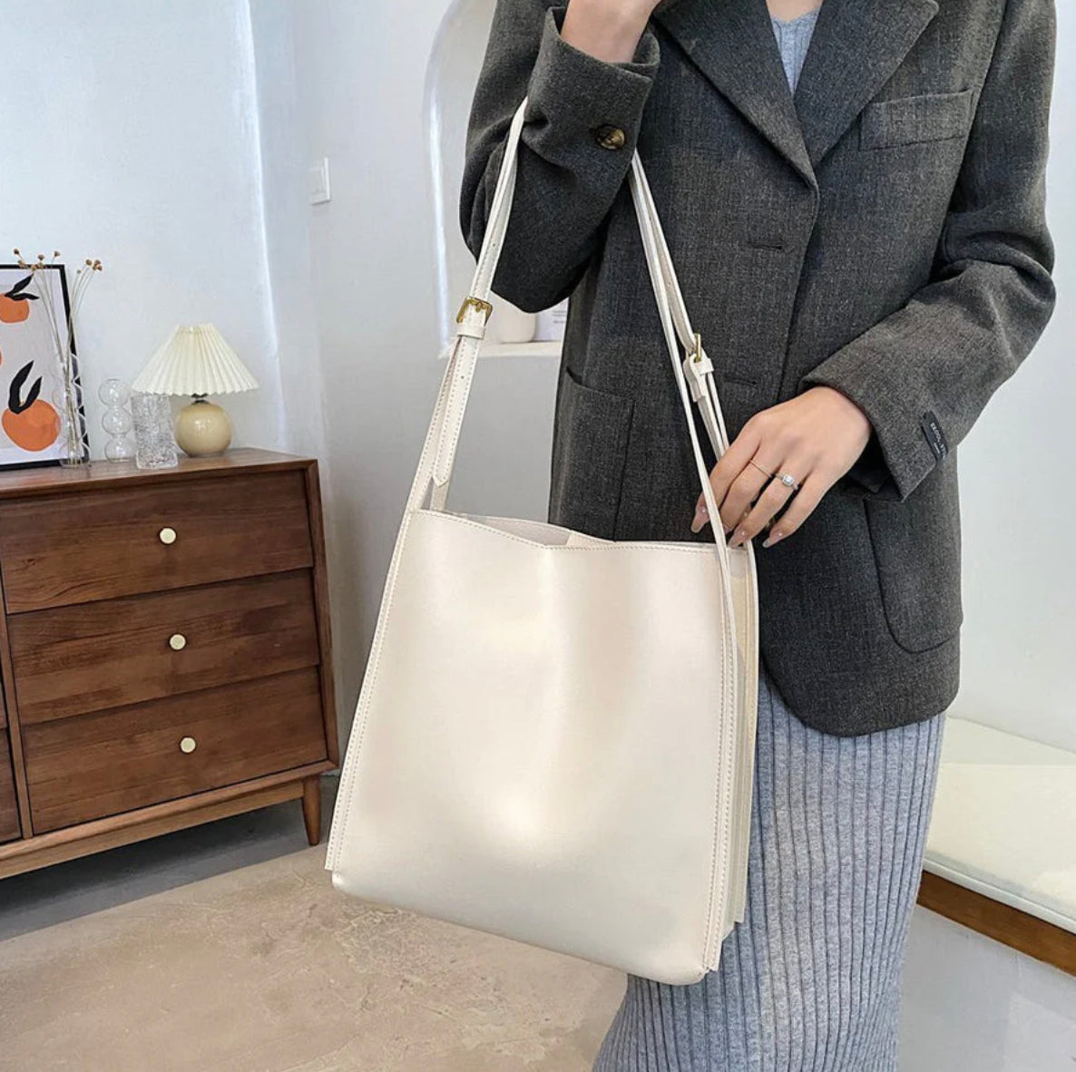 Women's Handbag in Vegetable Leather with Adjustable Straps – Elegant Practical Tote Bag for All Occasions