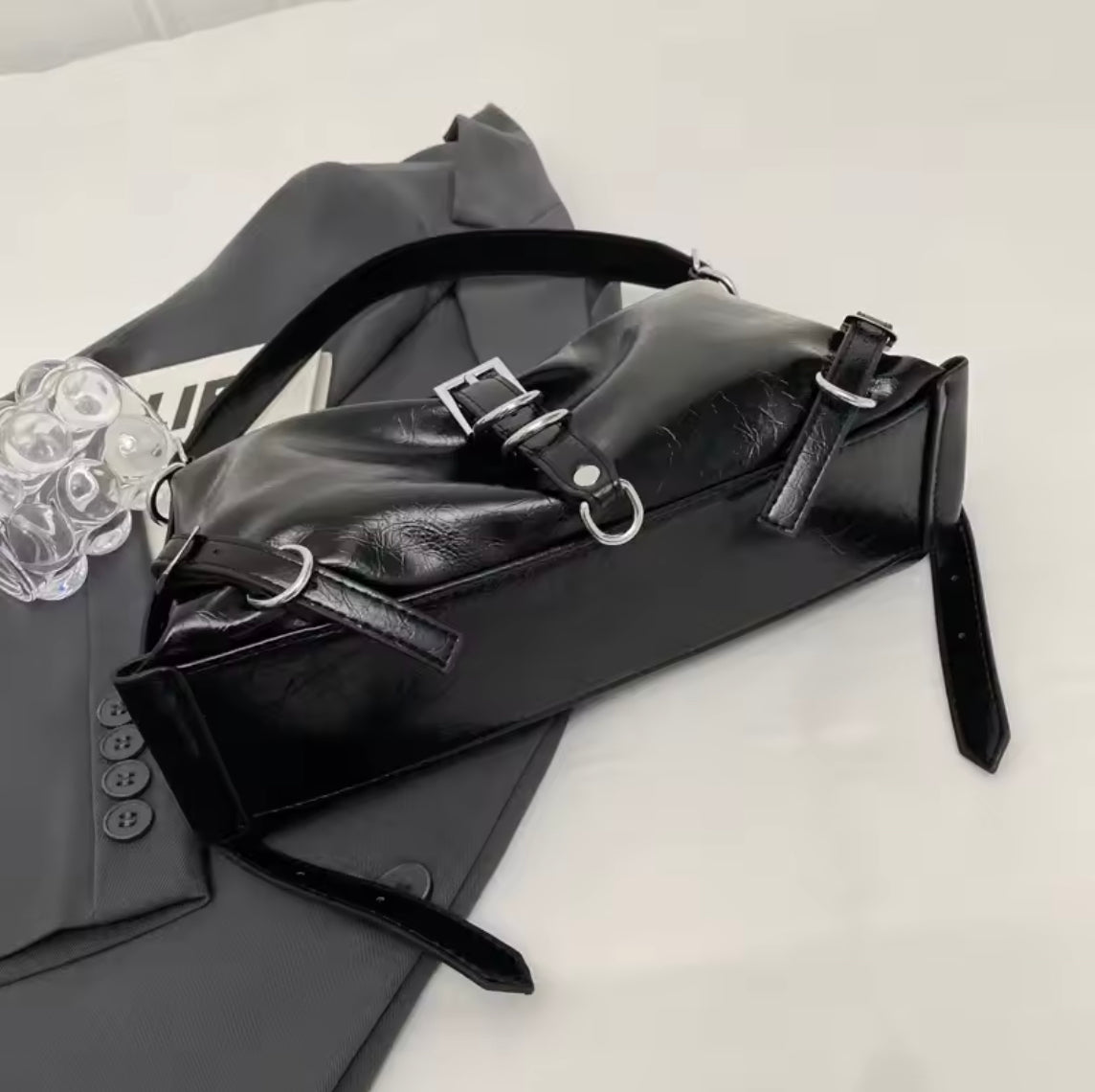 Sac à Main Femme Roxane en Cuir Noir, Design Rock avec Bandoulière Réglable et Intérieur Spacieux