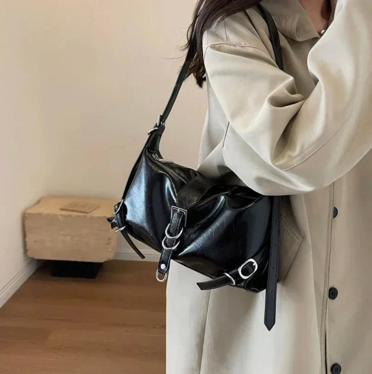 Sac à Main Femme Roxane en Cuir Noir, Design Rock avec Bandoulière Réglable et Intérieur Spacieux