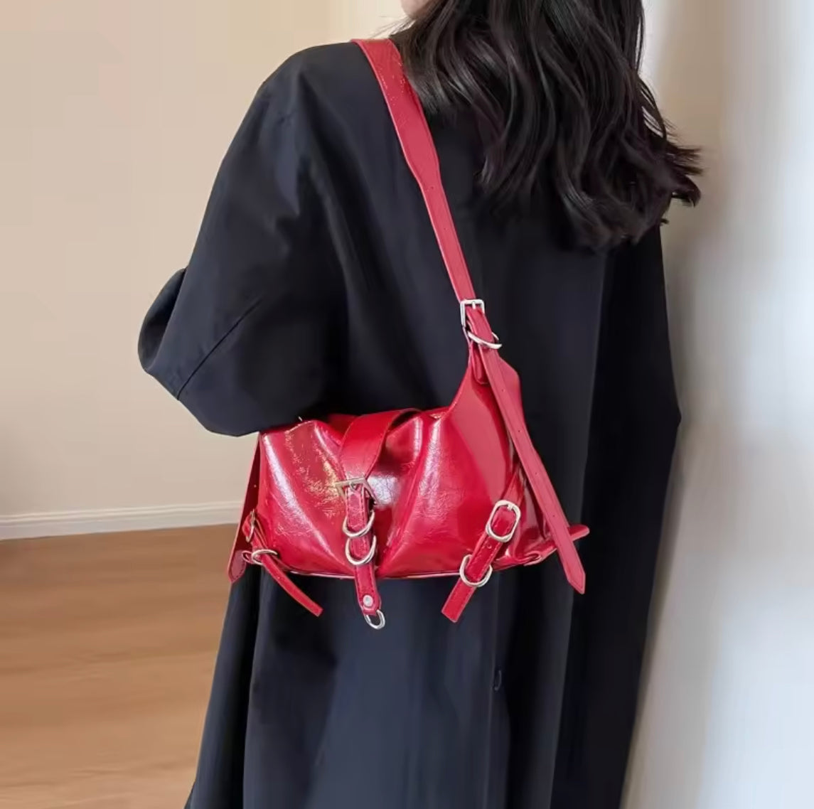 Sac à Main Femme Roxane en Cuir Noir, Design Rock avec Bandoulière Réglable et Intérieur Spacieux