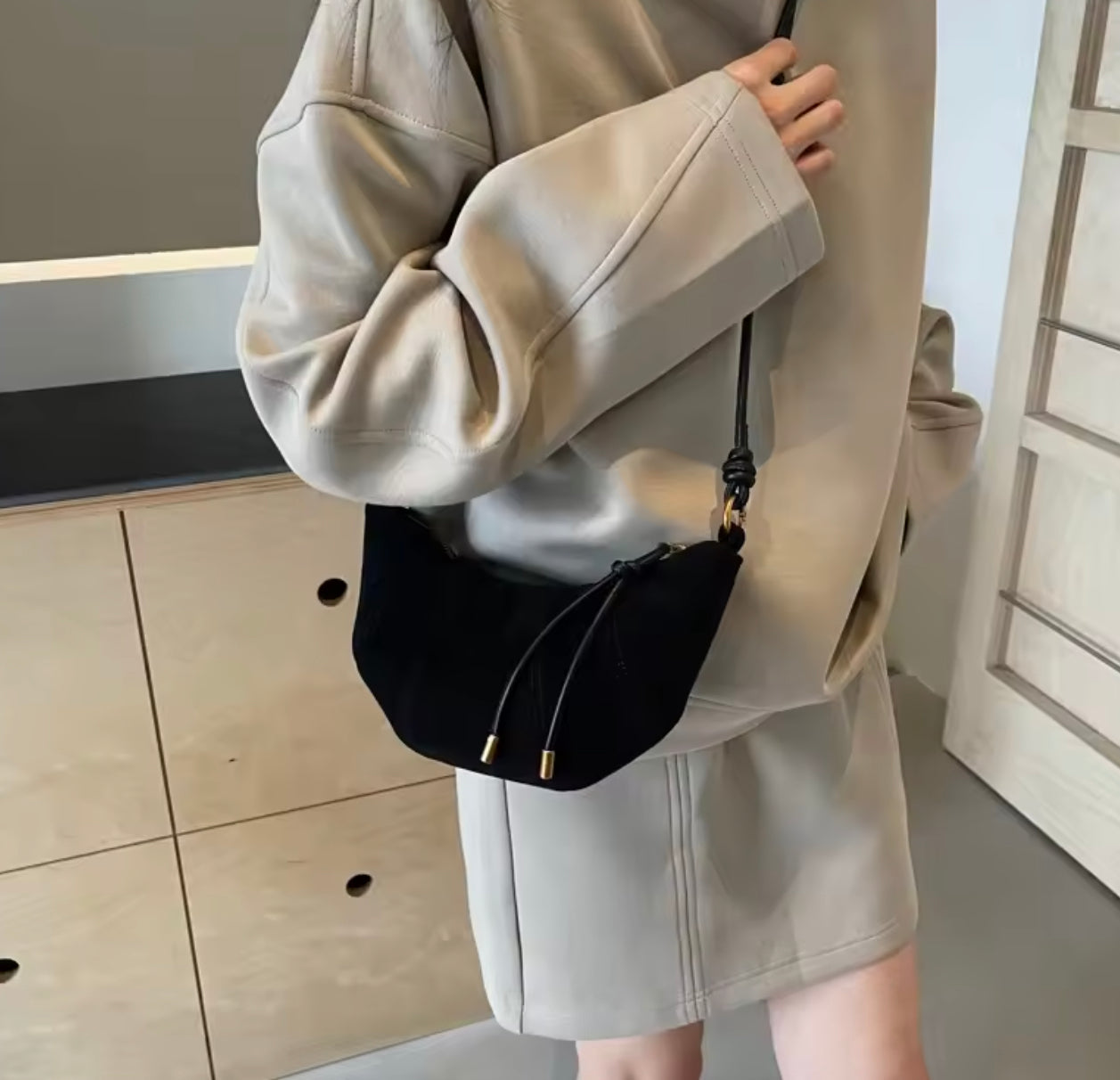 Sac Bandoulière Femme en Cuir Noir - Élégant et Pratique pour Sorties Quotidiennes, Taille Idéale 25x20x10 cm