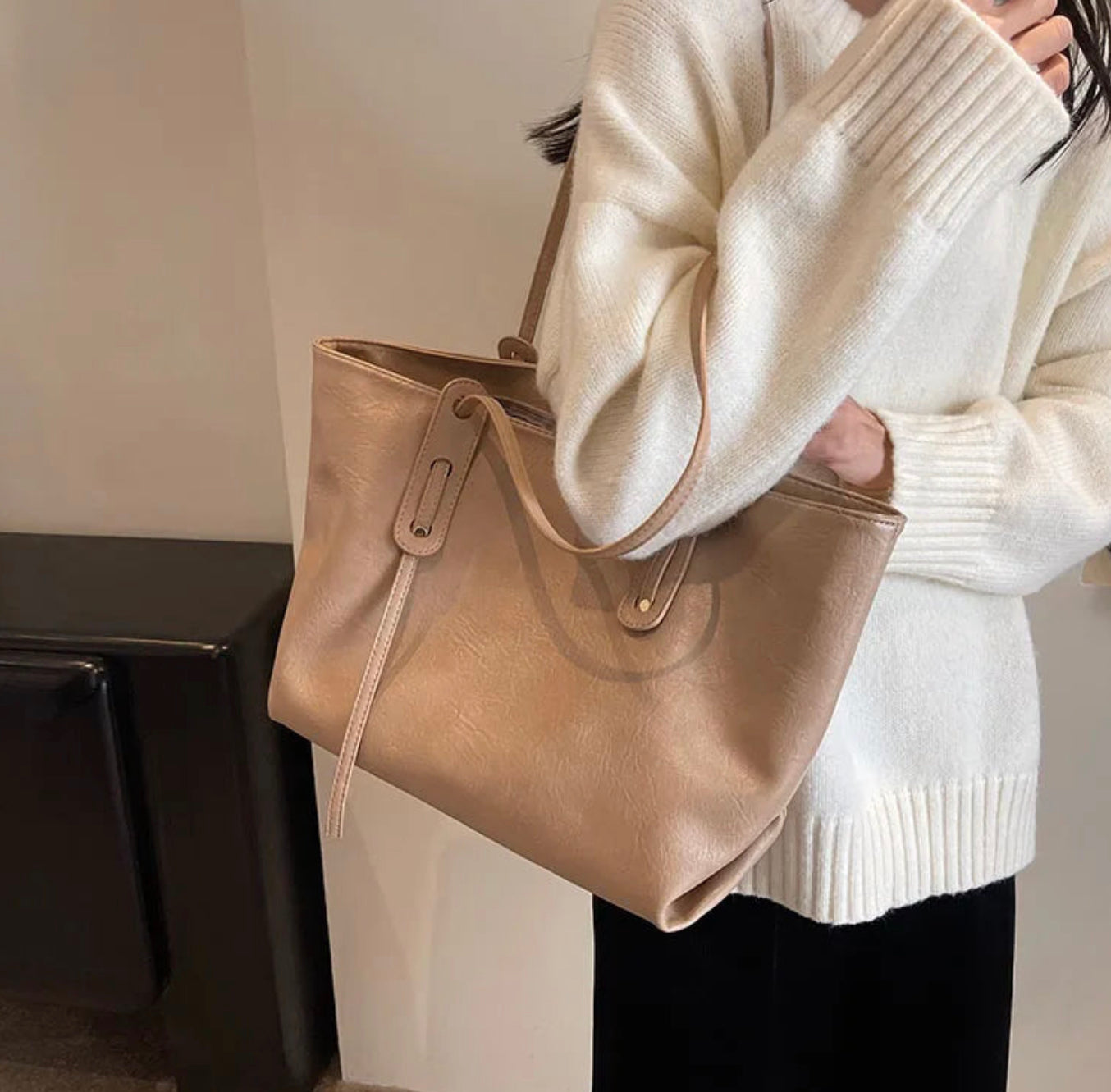 Sac à main femme en cuir noir avec bandoulière ajustable – Élégant et spacieux, modèle Solène