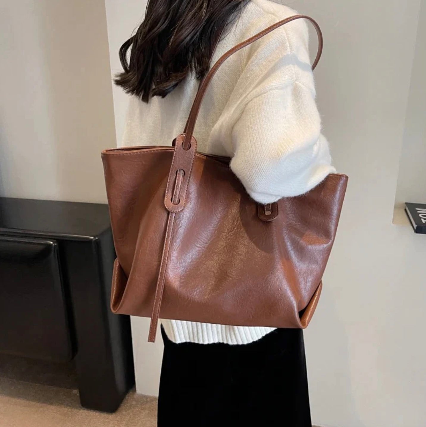 Sac à main femme en cuir noir avec bandoulière ajustable – Élégant et spacieux, modèle Solène