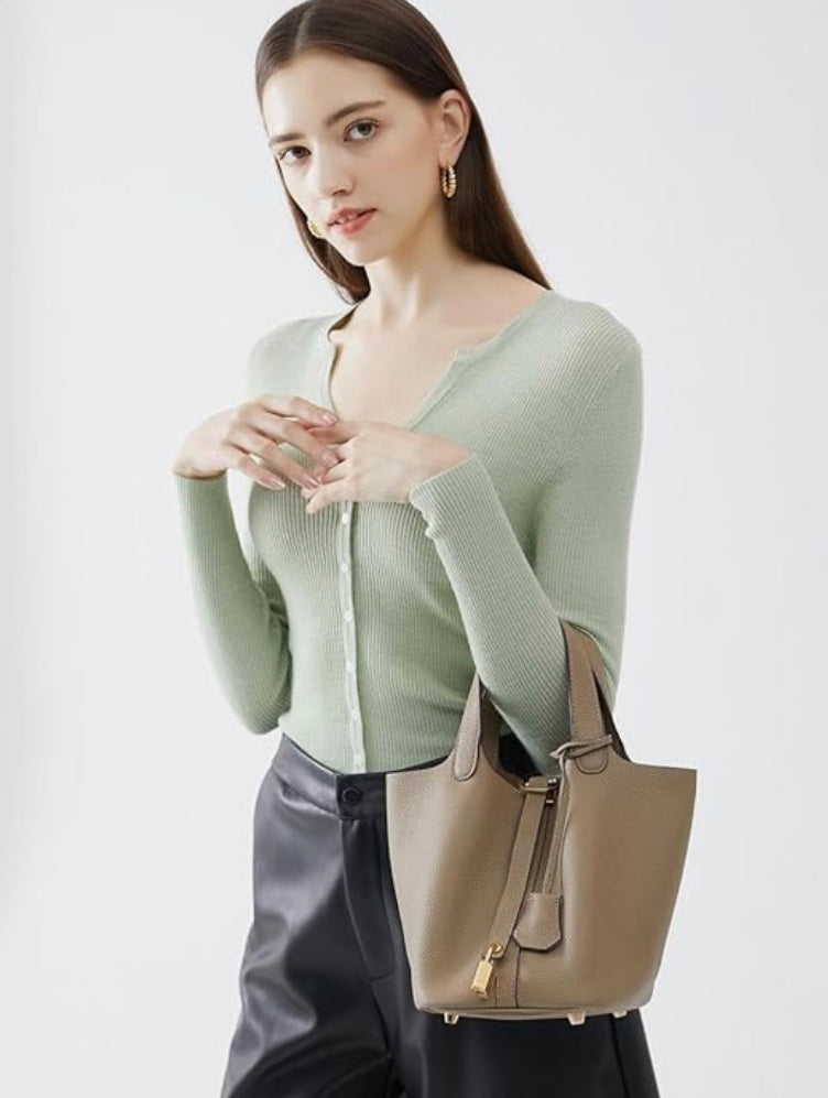 Sac à Main Femme Élégant en Cuir Végétalien avec Poignée en Acier – Sac Seau 16x20x19 cm