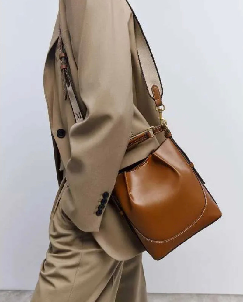 Timeless women's leather handbag – 19x21x11 cm, elegant and practical design for all occasions