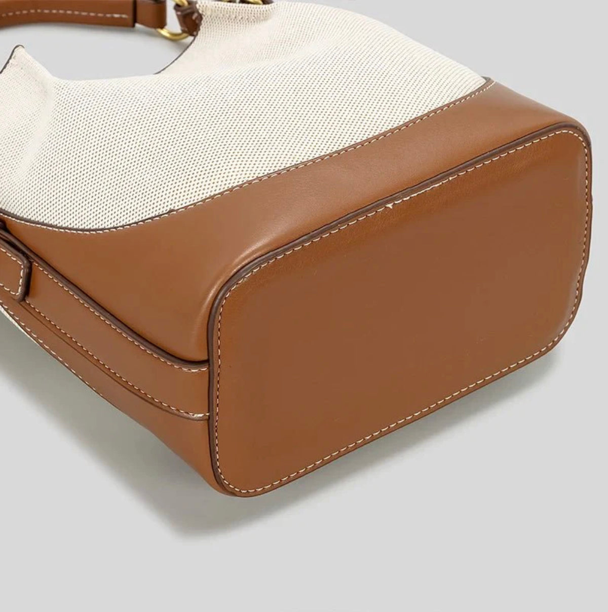 Sac à main femme intemporel en cuir – 19x21x11 cm, design élégant et pratique pour toutes les occasions
