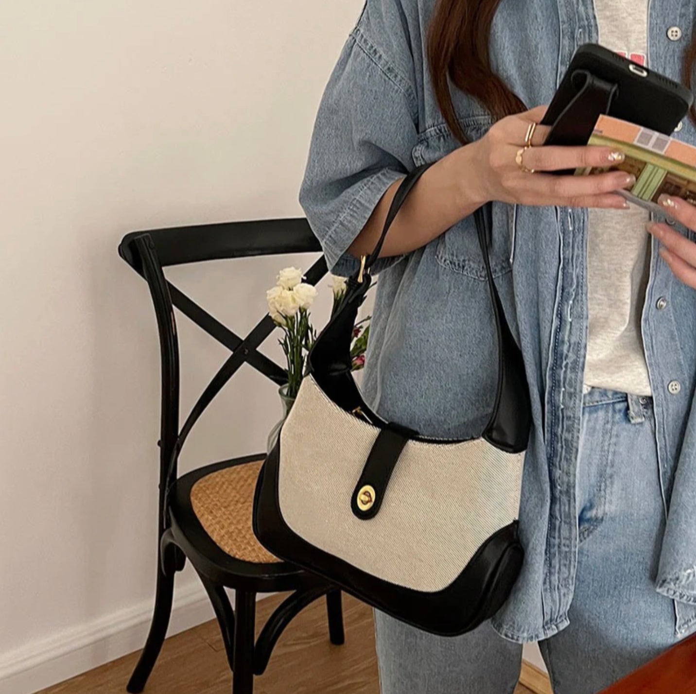 Sac à Épaule Femme Dalia Bi-Ton en Toile Texturée avec Finitions en Cuir Végan et Bandoulière Ajustable – 26 x 7 x 16 cm