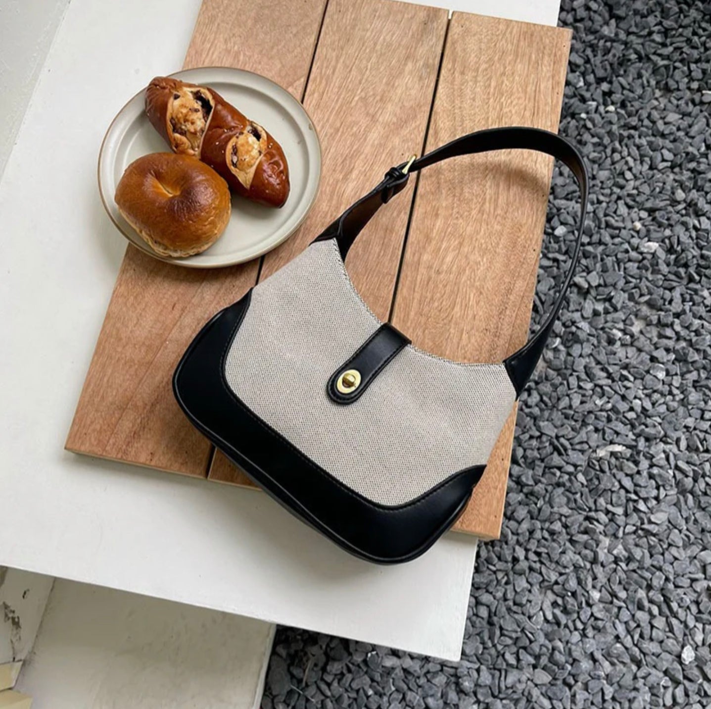 Sac à Épaule Femme Dalia Bi-Ton en Toile Texturée avec Finitions en Cuir Végan et Bandoulière Ajustable – 26 x 7 x 16 cm