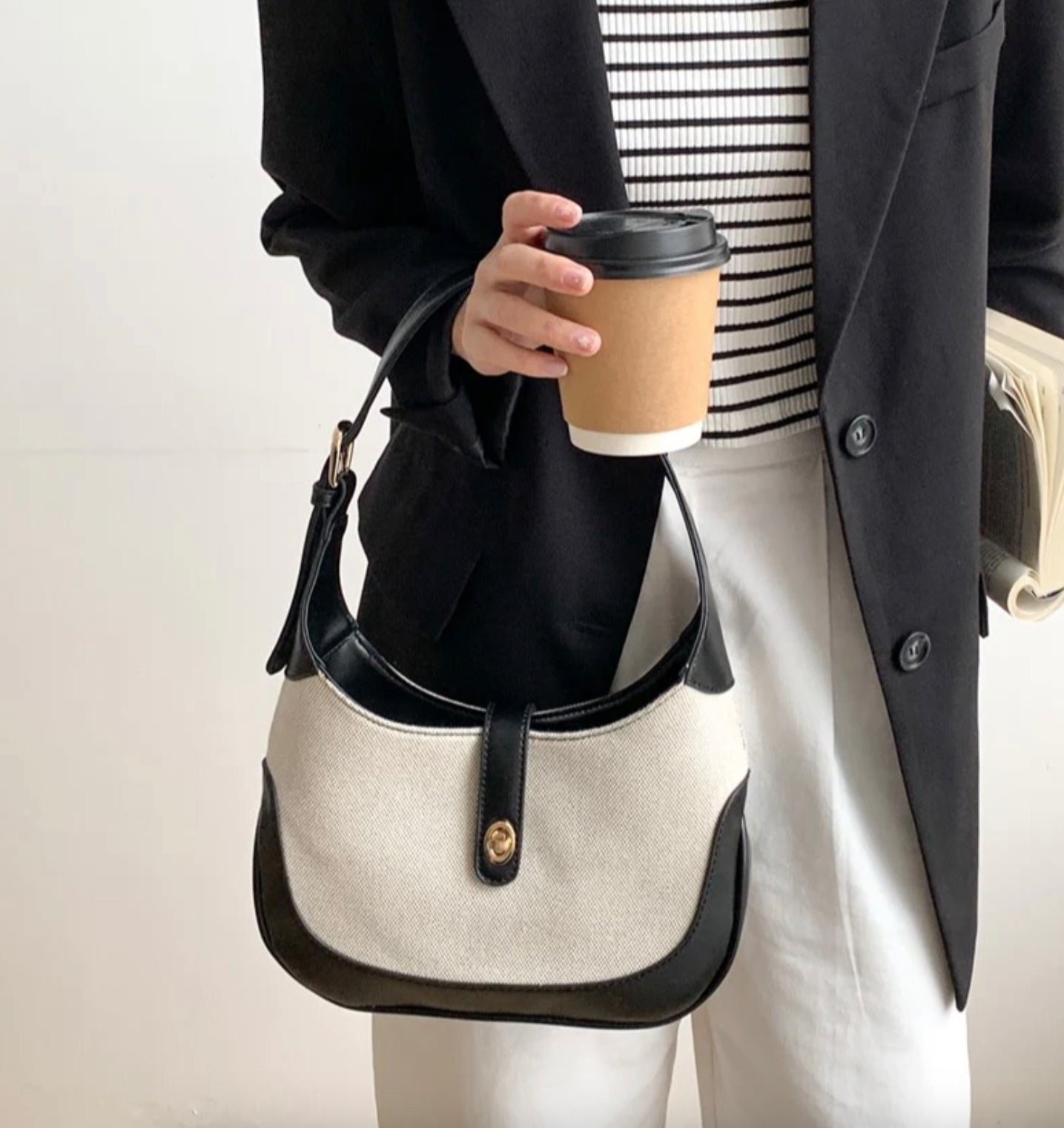 Sac à Épaule Femme Dalia Bi-Ton en Toile Texturée avec Finitions en Cuir Végan et Bandoulière Ajustable – 26 x 7 x 16 cm