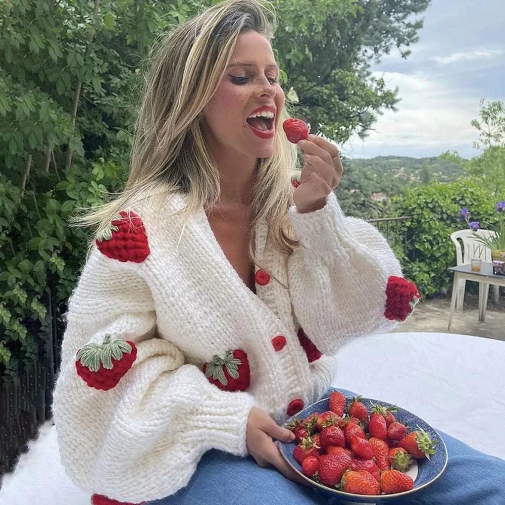 Gilet Oversize Femme Tricoté avec Motif Fraises – Doux et Confortable, Manches Ballon, Parfait pour l'Automne