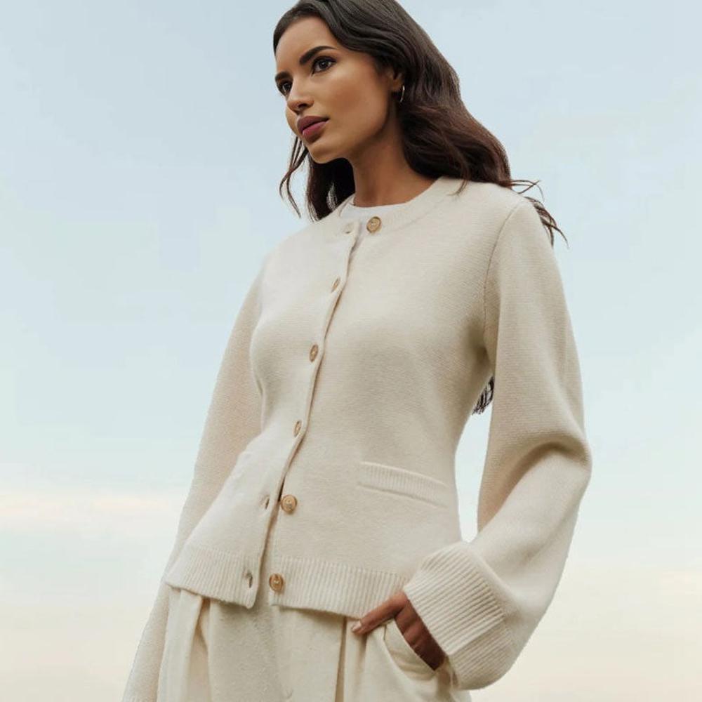 Cardigan Femme Boutonné en Maille Douce avec Détails Côtelés – Élégant et Confortable, Idéal pour la Mi-Saison