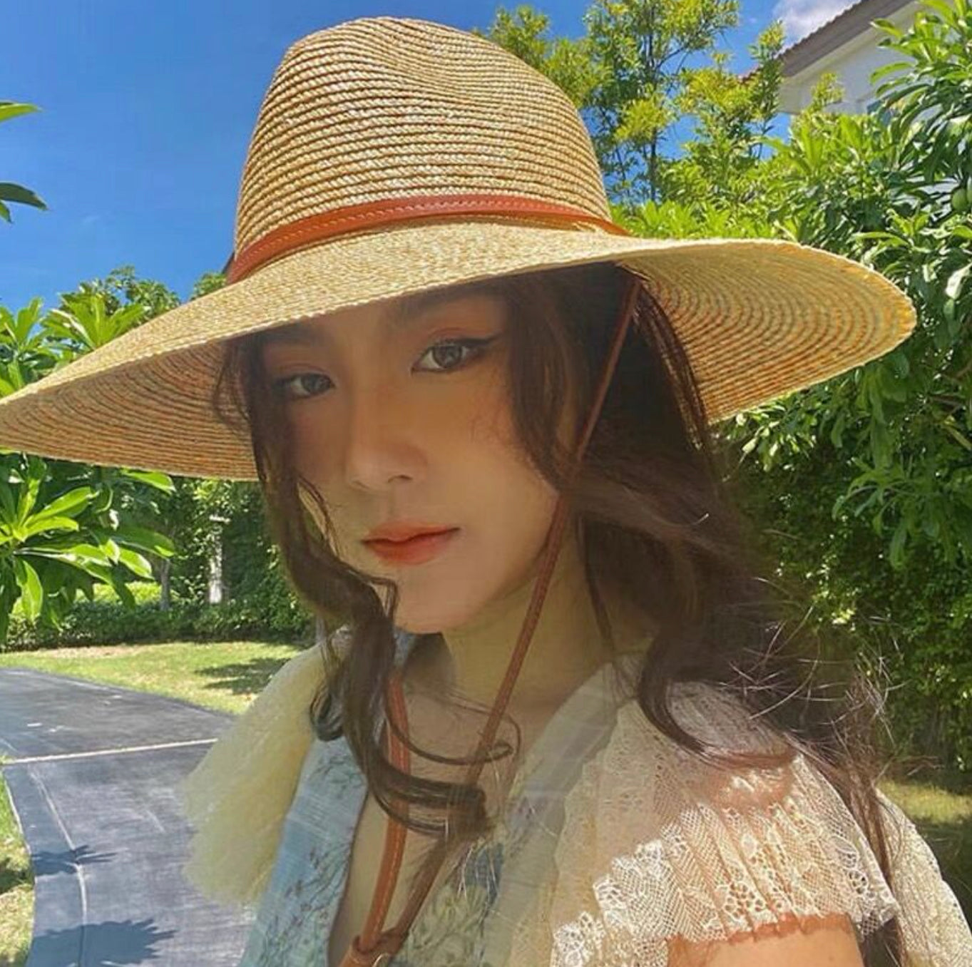 Women's Lightweight Straw Hat with Sun Protection - Elegant Summer Accessory Adjustable 56-58 cm