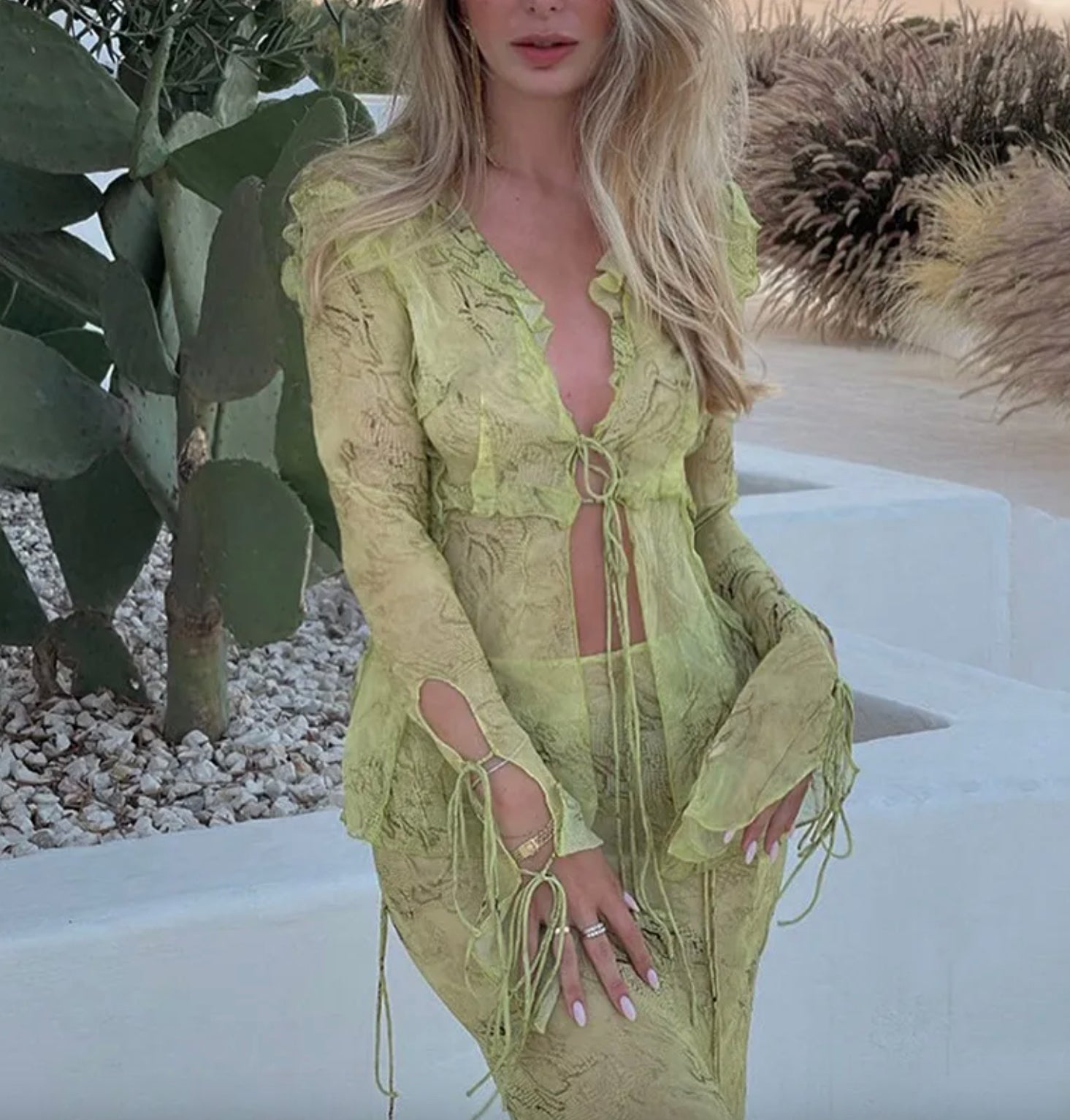Robe Longue Femme en Dentelle avec Décolleté en V et Manches Longues – Élégante pour Soirées et Événements d'Été