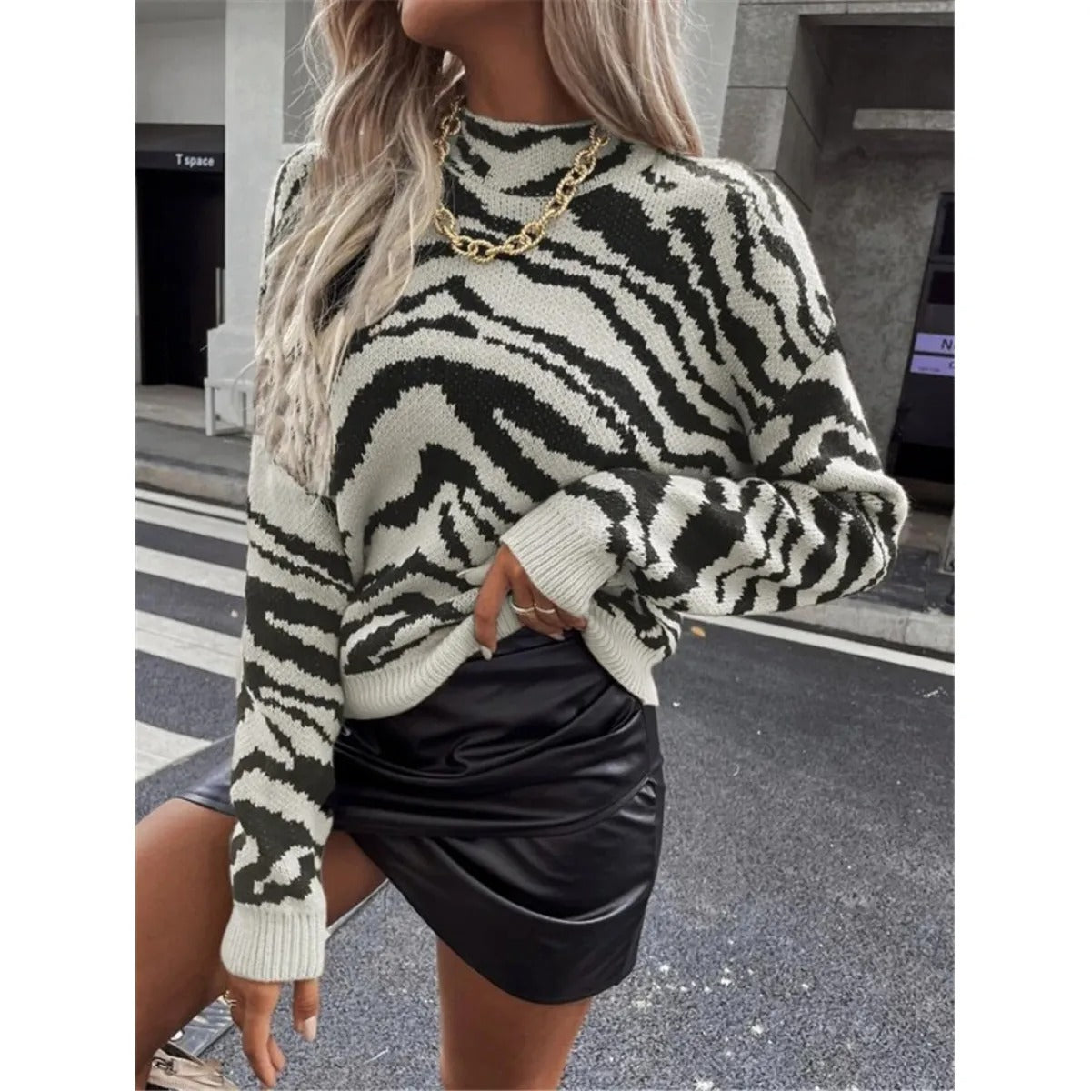 Pull Femme Ample Imprimé Zèbre en Polyester – Tissu Doux et Confortable pour un Look Tendance