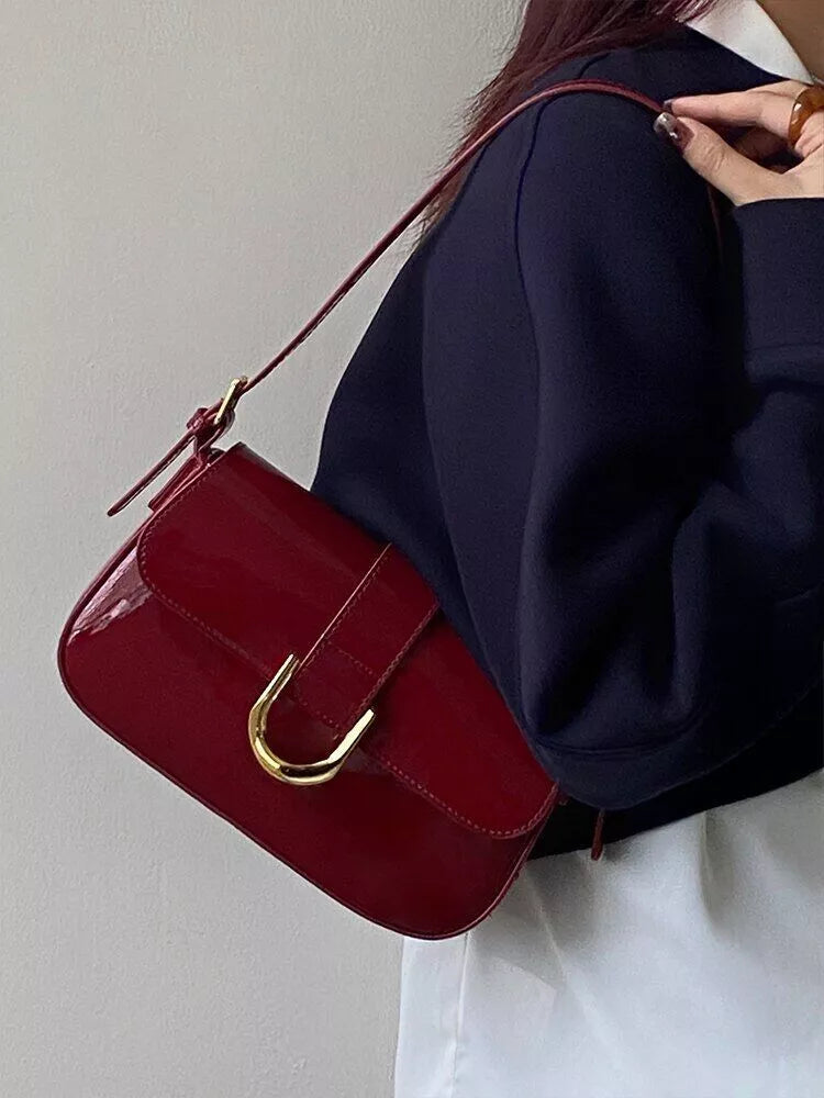 Sac à Bandoulière en Cuir Verni pour Femme – Sac Chic et Élégant avec Boucle et Finition Brillante