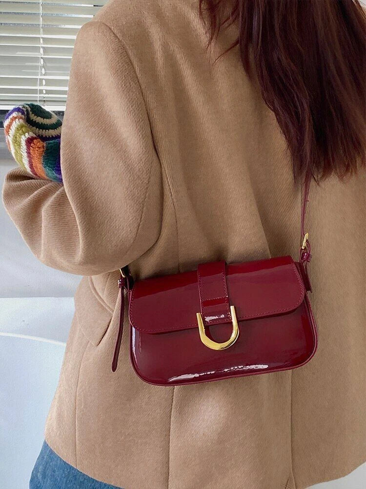 Sac à Bandoulière en Cuir Verni pour Femme – Sac Chic et Élégant avec Boucle et Finition Brillante